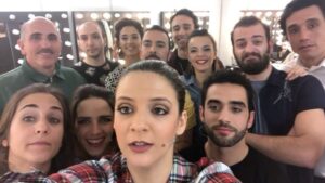 Joana França Instagram - Não vos custa a acreditar que já vivemos sem máscaras, álcool gel, todos juntos e em cima uns dos outros, sem qualquer medo ou preocupação? Por volta desta data, em 2018, estava em cena o Musical The Portuguese e o elenco enviou esta mensagem de parabéns ao nosso querido @joseraposoofficial ! Saudades de tudo isto: da realidade, da vida, dos colegas, da arte, do projeto, da liberdade de viver, da saúde e do seu privilégio... Ah cabeças tolas que mal sabíamos o que nos esperava.... #fuckcovid19 #hatecovid19 #missinglifebeforequarantine #missinglifebeforethis #missitall #thebestteam