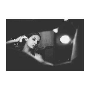 Joana França Instagram - “Ela guarda no seu olhar profundo um mundo inteiro impossível de descrever.” 
📸 by @davidsalvado.photography 
.
.
.
.
.
.
.
#blackandwhite #art #artist #theatre #music #photography #photo #backstage #dressingroom #musical #love #lights