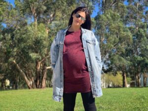 Joana França Instagram - Dia 2/4/2020... provavelmente o aniversário mais weird de toda a vida. No meio de uma pandemia, estou grávida, aos 34 anos, do meu primeiro filho! Esta bola de basquete que tenho na barriga tem 8 meses de vida e já me mostra todo um conjunto de prioridades que até aqui não conhecia. O Lucas está ótimo e já é uma benção num mundo que não sabe muito bem o que anda a fazer... Terei sido egoísta em trazê-lo para viver num mundo que tem tanto de belo, como de louco e descompensado? Sei que eu e o pai tudo faremos para lhe mostrar que podemos, por pouco que seja, ser a diferença na vida de alguém. Vamos fazer de tudo para sempre lhe mostrar que ao sermos o melhor de nós mesmos, para TODOS, será sempre o caminho a escolher.
Só quero que esta provação, que todos estamos a passar, acabe rápido e que consigamos sair mais sábios e mais fortes!
Mantenham-se protegidos, fiquem fortes 💪🏼 ❤️❤️❤️❤️ 📸 by @nunopiresoficial #weirdbirthday #stayhome #staysafe #pandemic2020 #bewiser #bestrong #bethebest #foreveryone #love #pregnancy #mom #mom2be #myboyiscomimg #love #family #anniversary