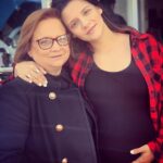 Joana França Instagram - Eu, o papá @nunopiresoficial e a avó @noemia7costa_oficial fomos à @100bebe_100bebe fazer o nosso Baby Planning! Ficámos tão felizes com o carinho com que fomos recebidos e com o profissionalismo de toda a equipa! Um especial obrigada à nossa doce e tão especial Isabel ❤️ e ao nosso querido Luís 🙏🏼 Vamos continuar a partilhar convosco todo o processo de preparação para a chegada do nosso Lucas mas por agora deixo-vos a foto que o pai Nuno tirou à avó e mamã mais linda do universo: a minha! #insideandout Quem também sente este amor e gratidão pela sua mamã ponha a mão 🖐🏼 no ar! #noemiacosta #joanafrança #nunopires #onossoLucas #100bebe #baby #babyplanning #love #family #grateful #thankful #inlove #instadaily #instalike #mommy #motherhood #sharethelove 100% Bebé