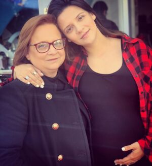 Joana França Instagram - Eu, o papá @nunopiresoficial e a avó @noemia7costa_oficial fomos à @100bebe_100bebe fazer o nosso Baby Planning!

Ficámos tão felizes com o carinho com que fomos recebidos e com o profissionalismo de toda a equipa! Um especial obrigada à nossa doce e tão especial Isabel ❤️ e ao nosso querido Luís 🙏🏼 Vamos continuar a partilhar convosco todo o processo de preparação para a chegada do nosso Lucas mas por agora deixo-vos a foto que o pai Nuno tirou à avó e mamã mais linda do universo: a minha! #insideandout 
Quem também sente este amor e gratidão pela sua mamã ponha a mão 🖐🏼 no ar!
#noemiacosta #joanafrança #nunopires #onossoLucas #100bebe #baby #babyplanning #love #family #grateful #thankful #inlove #instadaily #instalike #mommy #motherhood #sharethelove