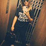 Joana França Instagram – Descobri neste dia que estava grávida! Neste preciso momento ainda não tinha certezas mas o penso no meu braço mostra que aguardava a resposta da análise ao sangue. Lembro-me de ficar contente com o facto de me sentir bem fisicamente e contente com vários objetivos que tinha alcançado: saúde, amor, família e amigos, realização pessoal e profissional, peso, preparação e resistência física e verdadeiramente gostava do que carregava no meu coração. A minha alma estava genuinamente feliz! Sabia que muita coisa poderia mudar nesta viagem mágica que estou a fazer mas estava em paz com isso. Pensei que tinha reunido um conjunto de condições mais que perfeitas para passar a esta fase de vida abençoada. Sou uma sortuda! Tenho conseguido viver a fazer o que mais amo, rodeada de gente maravilhosa e cheia de amor no coração e agora no ventre! Obrigada Deus porque tens sido tão bom para mim! E obrigada marido @nunopiresoficial porque contigo ao meu lado tudo é possível e muuuuuuuuuitooooo melhor!
#feelingblessed #feelinggood #blessedmama #pregnant #amazingjourney #inlove #babyonboard #baby #luckygirl #gogo #newbeginnings #newlife #peaceful #life #godisgood #lovelife #joanafrança #loveyourself #treatyourself #bekindtoallkinds