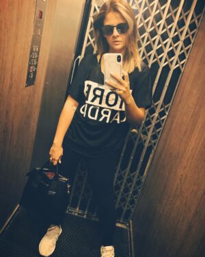 Joana França Instagram - Descobri neste dia que estava grávida! Neste preciso momento ainda não tinha certezas mas o penso no meu braço mostra que aguardava a resposta da análise ao sangue. Lembro-me de ficar contente com o facto de me sentir bem fisicamente e contente com vários objetivos que tinha alcançado: saúde, amor, família e amigos, realização pessoal e profissional, peso, preparação e resistência física e verdadeiramente gostava do que carregava no meu coração. A minha alma estava genuinamente feliz! Sabia que muita coisa poderia mudar nesta viagem mágica que estou a fazer mas estava em paz com isso. Pensei que tinha reunido um conjunto de condições mais que perfeitas para passar a esta fase de vida abençoada. Sou uma sortuda! Tenho conseguido viver a fazer o que mais amo, rodeada de gente maravilhosa e cheia de amor no coração e agora no ventre! Obrigada Deus porque tens sido tão bom para mim! E obrigada marido @nunopiresoficial porque contigo ao meu lado tudo é possível e muuuuuuuuuitooooo melhor! 
#feelingblessed #feelinggood #blessedmama #pregnant #amazingjourney #inlove #babyonboard #baby #luckygirl #gogo #newbeginnings #newlife #peaceful #life #godisgood #lovelife #joanafrança #loveyourself #treatyourself #bekindtoallkinds