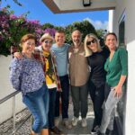 Joana França Instagram - Estreia hoje “Feliz Aniversário”! ✨ Há dois meses que juntos construímos uma das melhores comédias que vou ter o prazer de fazer. Tem sido um processo de aprendizagem e crescimento pelo qual sou muito grata! A vida tem sido muito boa e generosa comigo e eu posso levantar as mãos para os céus e agradecer muito a Deus, todos os dias! Mas há um agradecimento muito especial que tenho de fazer, ao melhor “amante” que a vida me deu @joaobaiaobaiao ! Obrigada por me dares a oportunidade de estar contigo, aprender contigo e poder fazer parte deste projeto maravilhoso e gigante! Agradeço muito ao tremendo @fcorado, aos meus fabulosos e excecionais colegas, com quem, igualmente, tenho aprendido tanto: @fergom22 @heitor_lourenco @cristina_oliveira6 @brunareisandrade e também o meu agradecimento à maravilhosa @b_producoes_ (Carlos Gonçalves, João Duarte, Tiago Pereira e Fernando Alves) que é sem dúvida uma produtora de excelência que sempre trata todos tão bem! Obrigada por tanto! Quero ainda agradecer à fabulosa equipa técnica que é também quem faz possível o nosso “Feliz Aniversário” acontecer da melhor forma e com a maior grandeza, sempre que precisamos #youguysarethebest (A nossa maravilhosa Mila, Vanda, Carlos, Odi, Cambão, Sr.Pedro, Francisco e Daniel). Vamos ser muito felizes por este Portugal maravilhoso e levar Teatro ao fantástico público que já está a esgotar todas as salas anunciadas! Mas só assim faz sentido porque a arte que fazemos é para vocês, querido PÚBLICO! Que comece a celebração 🙌🏼🥳🥂🍾 #joanafrança #teatro #comedia #felizaniversario #bproducoes #tour #portugal