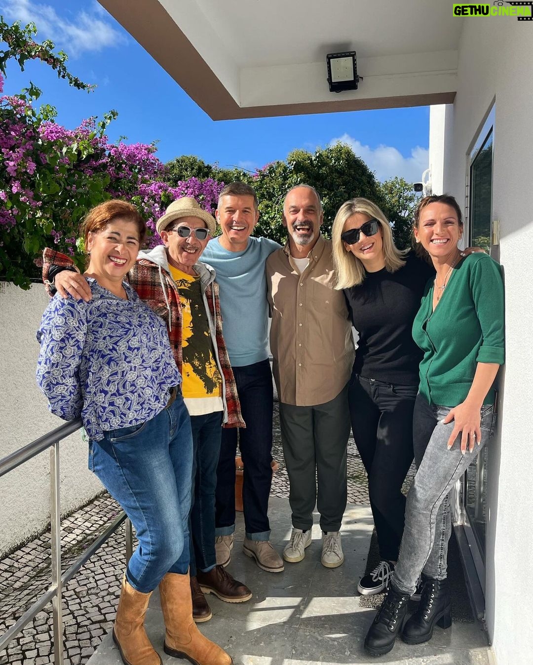 Joana França Instagram - Estreia hoje “Feliz Aniversário”! ✨ Há dois meses que juntos construímos uma das melhores comédias que vou ter o prazer de fazer. Tem sido um processo de aprendizagem e crescimento pelo qual sou muito grata! A vida tem sido muito boa e generosa comigo e eu posso levantar as mãos para os céus e agradecer muito a Deus, todos os dias! Mas há um agradecimento muito especial que tenho de fazer, ao melhor “amante” que a vida me deu @joaobaiaobaiao ! Obrigada por me dares a oportunidade de estar contigo, aprender contigo e poder fazer parte deste projeto maravilhoso e gigante! Agradeço muito ao tremendo @fcorado, aos meus fabulosos e excecionais colegas, com quem, igualmente, tenho aprendido tanto: @fergom22 @heitor_lourenco @cristina_oliveira6 @brunareisandrade e também o meu agradecimento à maravilhosa @b_producoes_ (Carlos Gonçalves, João Duarte, Tiago Pereira e Fernando Alves) que é sem dúvida uma produtora de excelência que sempre trata todos tão bem! Obrigada por tanto! Quero ainda agradecer à fabulosa equipa técnica que é também quem faz possível o nosso “Feliz Aniversário” acontecer da melhor forma e com a maior grandeza, sempre que precisamos #youguysarethebest (A nossa maravilhosa Mila, Vanda, Carlos, Odi, Cambão, Sr.Pedro, Francisco e Daniel). Vamos ser muito felizes por este Portugal maravilhoso e levar Teatro ao fantástico público que já está a esgotar todas as salas anunciadas! Mas só assim faz sentido porque a arte que fazemos é para vocês, querido PÚBLICO! Que comece a celebração 🙌🏼🥳🥂🍾 #joanafrança #teatro #comedia #felizaniversario #bproducoes #tour #portugal