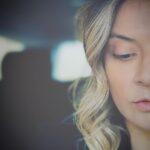 Joana França Instagram - Lado A - Olho para mim. Cada vez mais quero olhar para mim e desfocar-me de olhar para a tristeza que me causa ver tantas atitudes humanas desprovidas de olharem para o outro. Vou querer deixar de me focar e me entristecer com a expectativa do que seria suposto existir de retorno e atitude humana. Não quero. Cansei-me de ver e baixar o olhar para não querer ver. Quero comunicação direta e a direito. Não tenho mais espaço para outras intenções e pressupostos. Digo direto. Não quero virgulas porque não quero pausas. Na verdade são para mim perdas de tempo como tanto que dei e fui. Quero leveza e largar a saturação do “é suposto”. Cansa-me e estou farta de estar cansada. Quero respirar fundo sem ter de ser para pensar duas vezes em não dizer e não me flipar. Quero só e apenas ter espaço para ser EU por quem merece! . . . #joanafrança #desenvolvimentopessoal #desenvolvimentohumano #amor #cuidardemim #saudeemocional #inteligenciaemocional #foco #soluções #perspectivas #possibilidades #joanafrançacoach #coaching #pnl #comunicação Do outro lado da vida