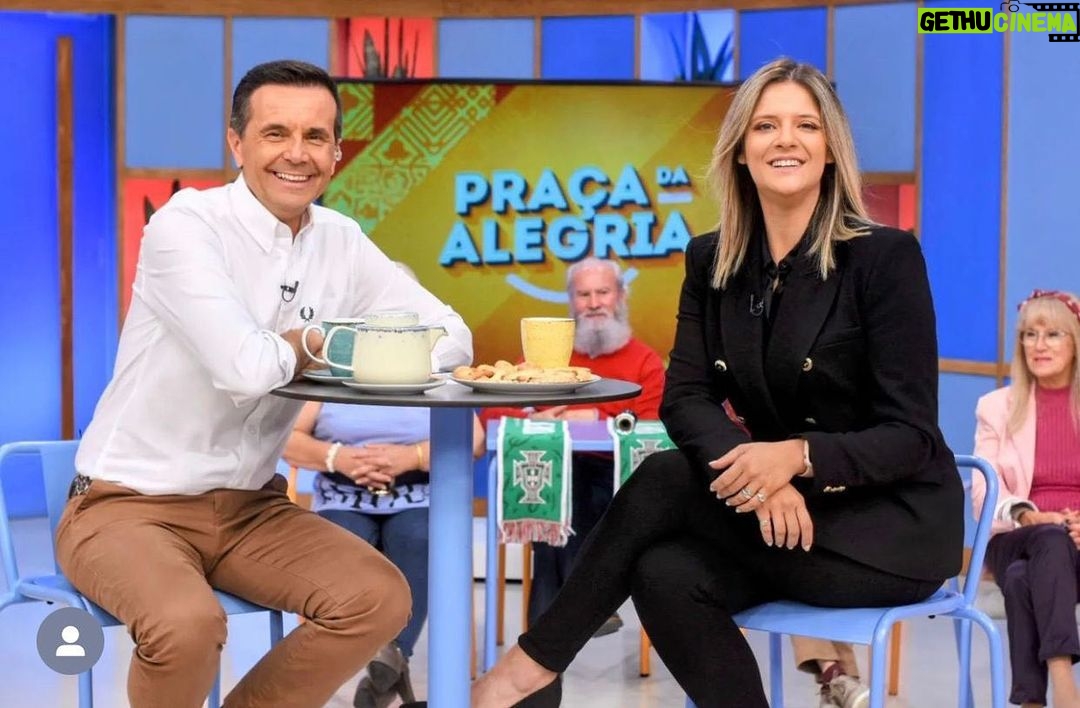 Joana França Instagram - Sobre a minha ida à Praça da Alegria, hoje! ✨ Nos tempos que correm, quando é urgente equipar-mo-nos das melhores ferramentas internas, que nos podem exponenciar, fico grata por poder falar sobre uma missão de vida e sobre esta nova profissão que abracei: o Coaching! Para clarificar algumas mensagens que recebi hoje: O Coaching é encarado como um processo de desenvolvimento humano. O mesmo pretende, igualmente, ajudar/promover ao cliente a criação do seu próprio caminho, desde o seu estado atual até ao seu estado desejado. Não! Não deixei der ser actriz! Não! Não deixei de ser cantora! Não! Não deixei de ser tudo o resto a que me dedique e entregue, na minha vida, porque se for conciliável e me deixar realizada e feliz, é APENAS isso que importa! É sobre simplesmente dizer que tenho disponível um coração e uma mente com ferramentas para ajudar quem quiser/precisar. Obrigada pelo carinho de tantos, obrigada pela generosidade de muitos. A vida só faz sentido se partilhada! ❤️ #joanafrança #joanafrançacoach #coach #coaching #desenvolvimentopessoal #pnl #health #life RTP - Rádio e Televisão de Portugal