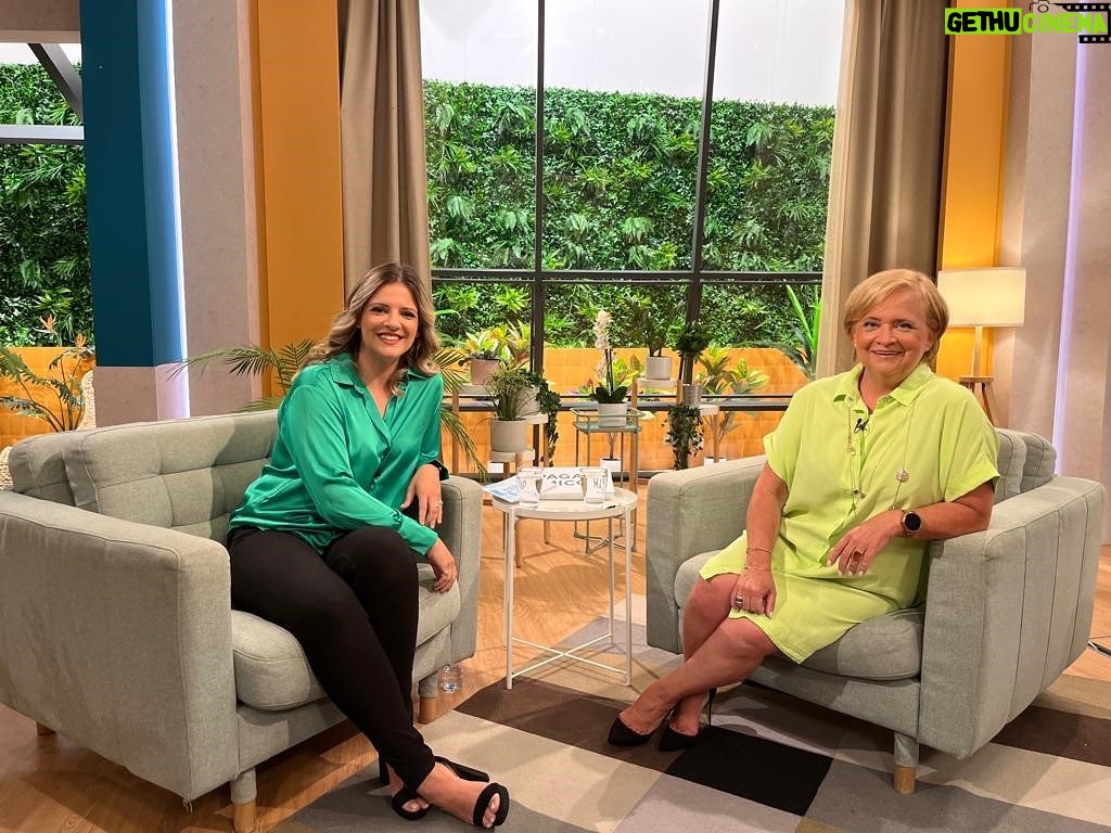 Joana França Instagram - Foi uma tarde maravilhosa, uma conversa muito bonita! Obrigada pela oportunidade @oficialjuliapinheiro e @sicoficial e um imenso obrigada a toda a fabulosa equipa do programa Júlia, em especial um obrigada transbordante ao querido @ivogeraldes . A ti, mamã, O B R I G A D A pela tua partilha e entrega a este momento tão lindo que tanto nos marcou! Amo-te ❤️ E por aí? Quem viu a última entrevista pública que fiz à mamã @noemia7costa_oficial antes de ir para a @tvglobo gravar a novela @travessia_novela ??? #joanafrança #noemiacosta #sic #programajulia #entrevista #love #family #work SIC (Sociedade Independente de Comunicação)