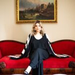 Joana França Instagram - 𝗡ã𝗼 𝘁𝗲𝗻𝗵𝗮𝘀 𝗺𝗲𝗱𝗼𝘀! 𝗢𝗹𝗵𝗮 𝗱𝗲 𝗳𝗿𝗲𝗻𝘁𝗲 𝗽𝗮𝗿𝗮 𝗮 𝘃𝗶𝗱𝗮 𝗲 𝗽𝗮𝗿𝗮 𝗮𝘀 𝘀𝗶𝘁𝘂𝗮çõ𝗲𝘀! 𝗧𝗨𝗗𝗢 𝗽𝗮𝘀𝘀𝗮 𝗲 𝗧𝗨𝗗𝗢 𝘀𝗲 𝗳𝗮𝘇 𝗻𝗼𝘃𝗼! Photo by @martacurtophotography Hair and Make up by @eva_lopes3 Clothing by @hippielosophie e @sofia_by_freitas_ Fotografia captada no Vila Galé Paço De Arcos - Collection PALÁCIO DOS ARCOS @vilagale @vilagalepalaciodosarcos . . . #joanafrança #martacurtophotography #vilagale #vilagalepalaciodosarcos #evalopes #hippielosophie #sofiabyfreitas #photography #photoshoot #loveyourself Hotel Vila Galé Paço De Arcos
