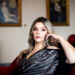 Joana França Instagram - 𝗣𝗮𝗿𝗮𝗿 𝗲 𝗼𝗹𝗵𝗮𝗿 𝗽𝗮𝗿𝗮 𝗼 𝗾𝘂𝗲 é 𝗯𝗼𝗺! 𝗙𝗼𝗰𝗮𝗿 𝗻𝗮𝘀 𝗰𝗼𝗶𝘀𝗮𝘀 𝗯𝗼𝗮𝘀 𝗲 𝘀𝗲𝗿 𝗴𝗿𝗮𝘁𝗼𝘀! Sessão fotográfica feita pela fabulosa Marta Curto. Photo by @martacurtophotography Hair and Make up by @eva_lopes3 Clothing by @hippielosophie Fotografia captada no Vila Galé Paço De Arcos - Collection PALÁCIO DOS ARCOS @vilagale @vilagalepalaciodosarcos . . . #joanafrança #martacurtophotography #vilagale #vilagalepalaciodosarcos #evalopes #hippielosophie #photography #photoshoot #loveyourself Hotel Vila Galé Paço De Arcos