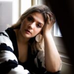 Joana França Instagram - 𝗠𝗮𝗻𝘁𝗲𝗿 𝗼𝘀 𝗼𝗹𝗵𝗼𝘀 𝗻𝗼 𝗮𝗴𝗼𝗿𝗮! 𝗣é 𝗻𝗼 𝗰𝗵ã𝗼 𝗲 𝗽𝗮𝘇 𝗻𝗼 𝗰𝗼𝗿𝗮çã𝗼. 𝗧𝘂𝗱𝗼 𝗲𝗻𝗰𝗼𝗻𝘁𝗿𝗮 𝗼 𝘀𝗲𝘂 𝗰𝗮𝗺𝗶𝗻𝗵𝗼 𝗲 𝗳𝗹𝘂𝗶. Mais uma partilha desta sessão fotográfica, maravilhosamente feita pela fabulosa Marta Curto. Photo by @martacurtophotography Hair and Make up by @eva_lopes3 Clothing by @hippielosophie e @sofia_by_freitas_ Fotografia captada no Vila Galé Paço De Arcos - Collection PALÁCIO DOS ARCOS @vilagale @vilagalepalaciodosarcos . . . #joanafrança #martacurtophotography #vilagale #vilagalepalaciodosarcos #evalopes #hippielosophie #sofiabyfreitas #photography #photoshoot #loveyourself Hotel Vila Galé Paço De Arcos