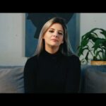 Joana França Instagram - sobre as saudades que ficam e todos os sentires que carregam. 🤍 texto: xavier pereira | @saosopalavras___ interpretação: @joanafranca_oficial vídeo: @brunossilva agradecimento: @p35.pt #palavras #saosopalavras #autor #xavierpereira #atriz #joanafrança #teatro #cinema #selftape #interpretação #acting