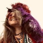 Joana Pais de Brito Instagram - Por falar em Liberdade🥰🪶🪶🪶 🪶🪶 🪶 Amanhã, no Cá Por Casa, de @herman.jose.oficial 🪶 The one and only, Mário Graça convida: Dina @mariarueff António Variações @manuel_marques_oficial Marlene Dietrich @gabrielalrbarros Janis Joplin🪶