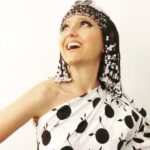Joana Pais de Brito Instagram - Esta 4af no Cá Por Casa, de @herman.jose.oficial ✨ A peruca/tiara foi construída pelo Sérgio Alxeredo. A camisa mandada fazer pela @ltinacosta. Make up @anapsteiner Cabelo Paulina Conde ✨ Sinto-me a Naomi Campbell, numa semana de moda, obrigada equipa. ✨ Milão, Paris, Malveira, I am ready. ✨ @mariarueff será Gisela João @manuel_marques_oficial será Rui Paixão