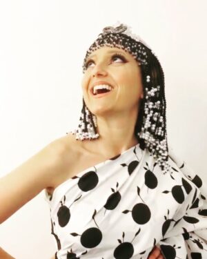 Joana Pais de Brito Instagram - Esta 4af no Cá Por Casa, de @herman.jose.oficial 
✨
A peruca/tiara foi construída pelo Sérgio Alxeredo.
A camisa mandada fazer pela @ltinacosta.
Make up @anapsteiner 
Cabelo Paulina Conde
✨
Sinto-me a Naomi Campbell, numa semana de moda, obrigada equipa.
✨
Milão, Paris, Malveira, I am ready.
✨
@mariarueff será Gisela João
@manuel_marques_oficial será Rui Paixão