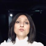 Joana Pais de Brito Instagram - 1- Carminho já petiscava qualquer coisa. 2- Felizmente há torresmos, na tasca de Felismina e Felizberto Degraçado, companhia da boa - Cidália, e Pedro Simas. 🍷 Amanhã, no Cá Por Casa, de @herman.jose.oficial 🎶 ✨ 🎶 @manuel_marques_oficia@mariarueff @gabrielalrbarros