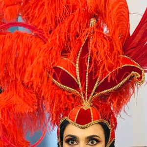 Joana Pais de Brito Instagram - Bollywood? Parque Mayer? Samba di Janeiro? 👀
✨
💃🏻
✨
Brevemente... no Cá por Casa, de @herman.jose.oficial 😍