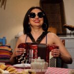 Joana Pais de Brito Instagram - POESIA, hoje à noite, no Cá Por Casa, de @herman.jose.oficial 🪗🪗🪗 @mariarueff @gabrielalrbarros @rtppt 📸 @hugorodriguesluz