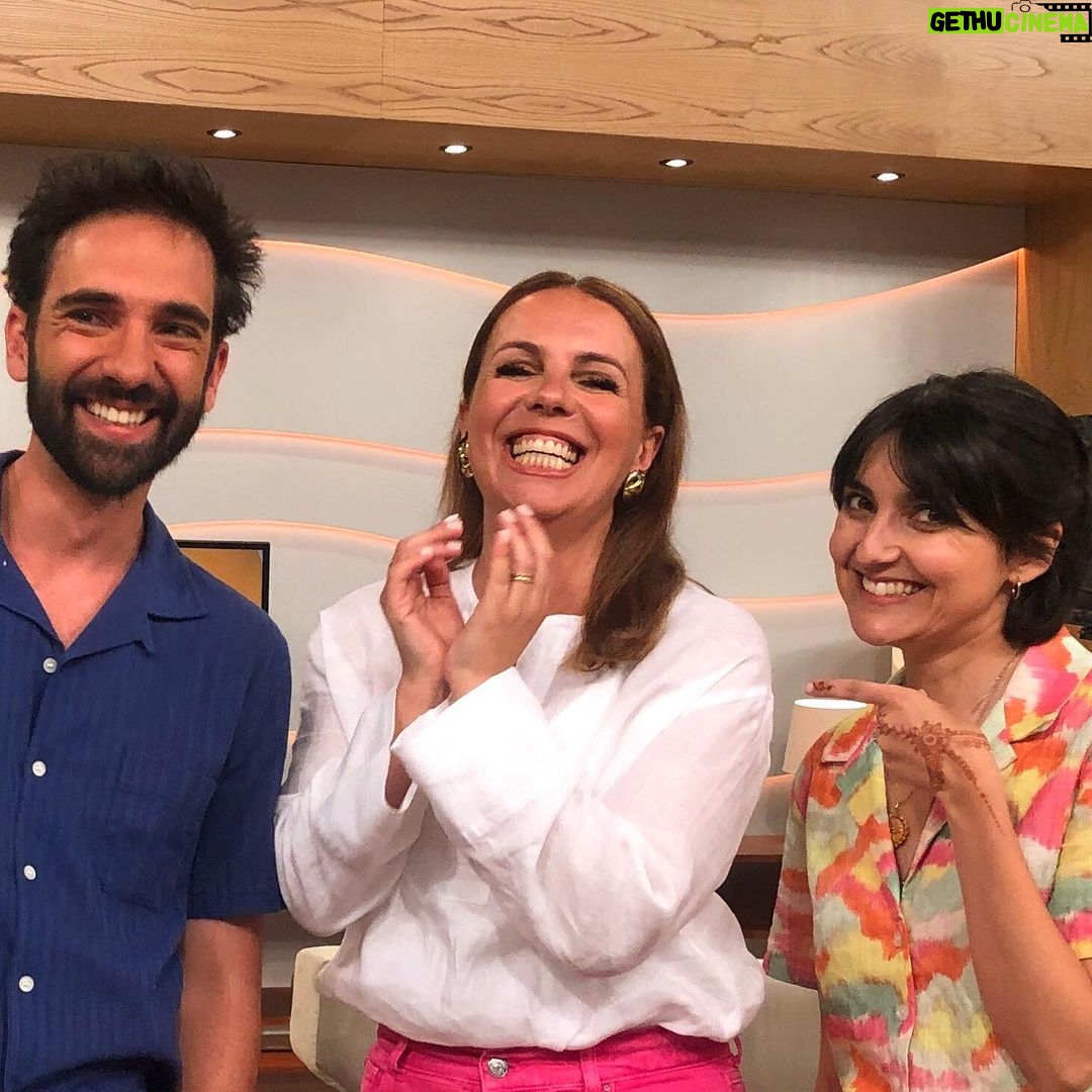 Joana Pais de Brito Instagram - @taniaribas voltou a fazê-lo...👀 Fez-me sentir em casa! ✨ Fui com o @salvador_nery à @anossatarde.rtp falar do Serpentina, que passa hoje às 21h na @rtppt ✨
