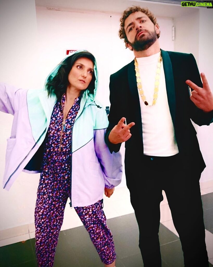 Joana Pais de Brito Instagram - Não foi desta @sardanisco mas para o ano, o melhor duo alternativo liricópop é nosso. ✨🌈✨ @playpremiosdamusicaportuguesa