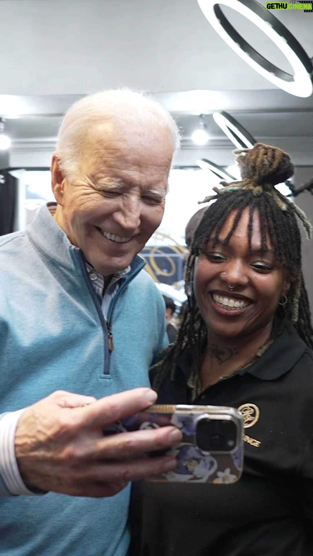 Joe Biden Instagram - The folks at Regal Lounge in Columbia, South Carolina, are proving what my dad always said to be true: A job is about a lot more than a paycheck, it’s about your dignity. Thanks for letting me stop by to meet the team. My only regret is I didn’t get a cut myself!