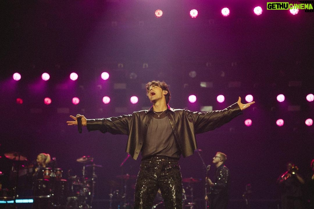 Joe Jonas Instagram - 🫲 I love you this much 🫱