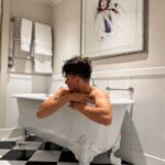 Joe Sugg Instagram – I’m glad paintings don’t come to life like in Harry Potter otherwise this would be quite awkward.. also laughing at the fact I got @diannebuswell to take about 30 photos of me in the bath..💀