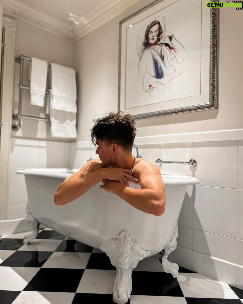 Joe Sugg Instagram - I’m glad paintings don’t come to life like in Harry Potter otherwise this would be quite awkward.. also laughing at the fact I got @diannebuswell to take about 30 photos of me in the bath..💀