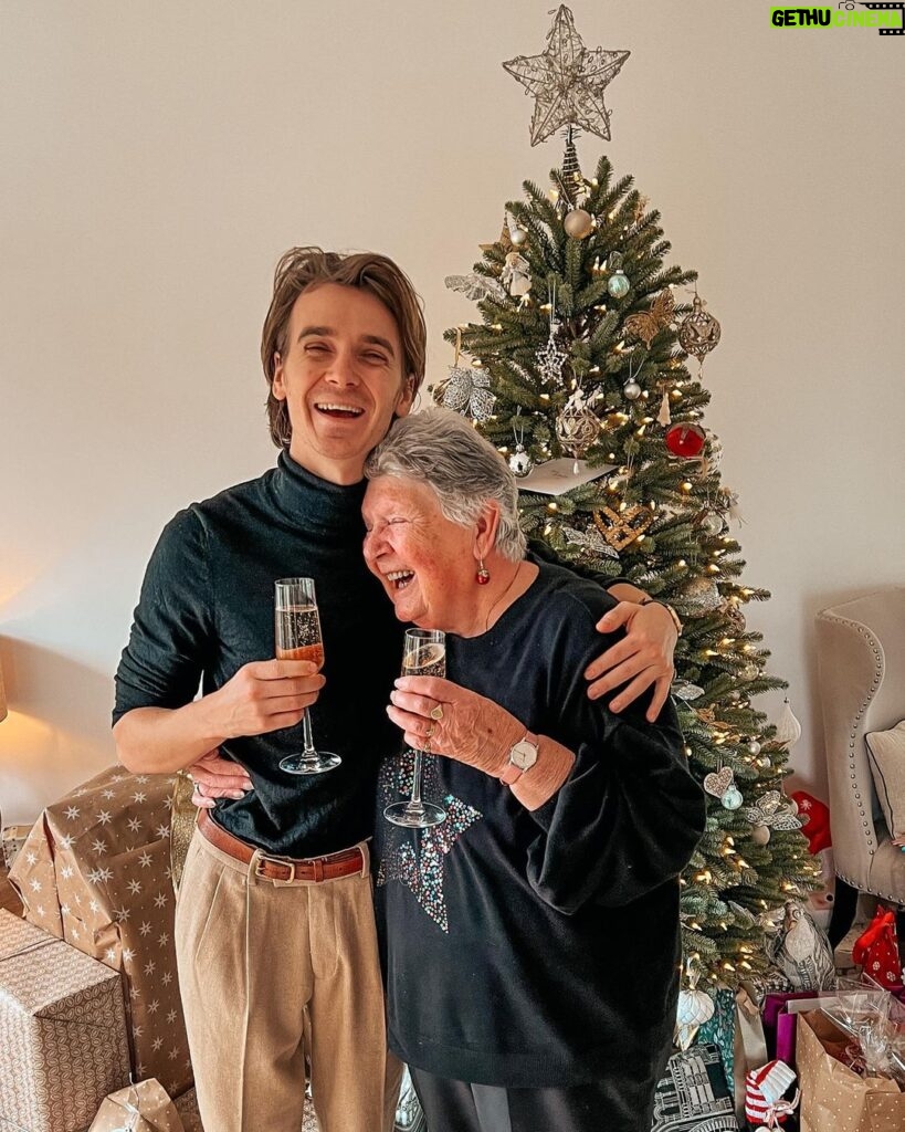 Joe Sugg Instagram - Hope you all had a lovely Christmas! I haven’t had a Christmas Day with my Nan in many many years so it was a very special one ☺️ I was also in charge of carving this year which was an experience.. 😬😂 hope you’re all having a great ‘blur of not knowing what day it is between Xmas and new years” 👍🏼