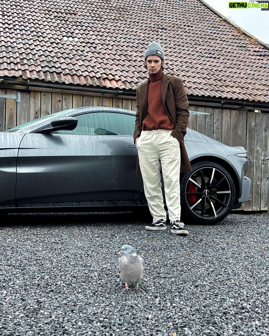 Joe Sugg Instagram - ‘Catch the pigeon’ is a lot easier when you’re in an @astonmartinlagonda. As a friend of the brand, I was very lucky to be loaned this beautiful vantage over the Christmas break so I could drive back to catch up with friends and family.❤️ #astonmartin #vantage #intensitydriven
