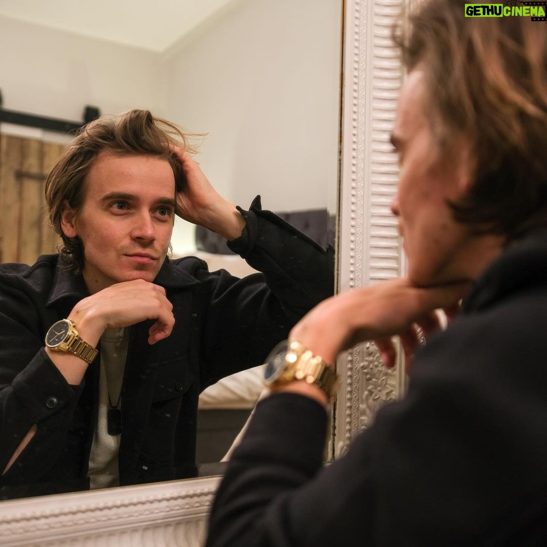Joe Sugg Instagram - Ad Details matter. Seeing in the party season with #BOSSWatches @boss #BeYourOwnBOSS