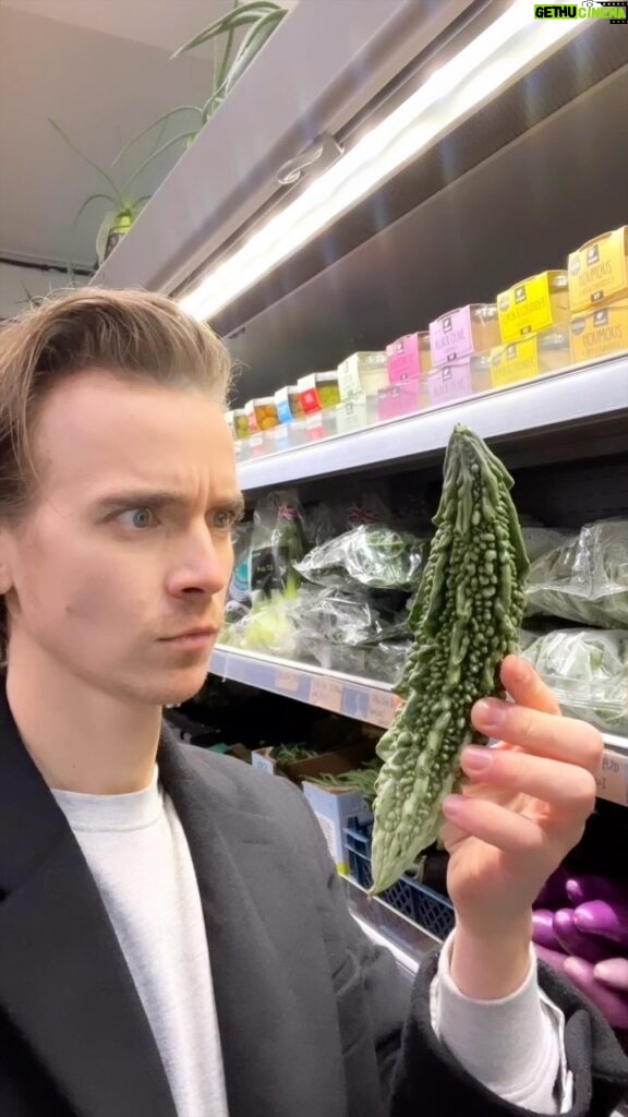 Joe Sugg Instagram - AD - I’ve partnered up with @AmericanExpressUK to spend the day at @villagegreengrocers with its owner Bee who opened my eyes to all the skills and dedication needed to turn your dreams into a successful business. The American Express #ShopSmallUK campaign aims to support small businesses by encouraging the nation to back their high street and enjoy the benefits of shopping small, whatever their budget. I urge everyone to get out there and shop small! ❤ #ShopSmallUK #AmexAmbassador”