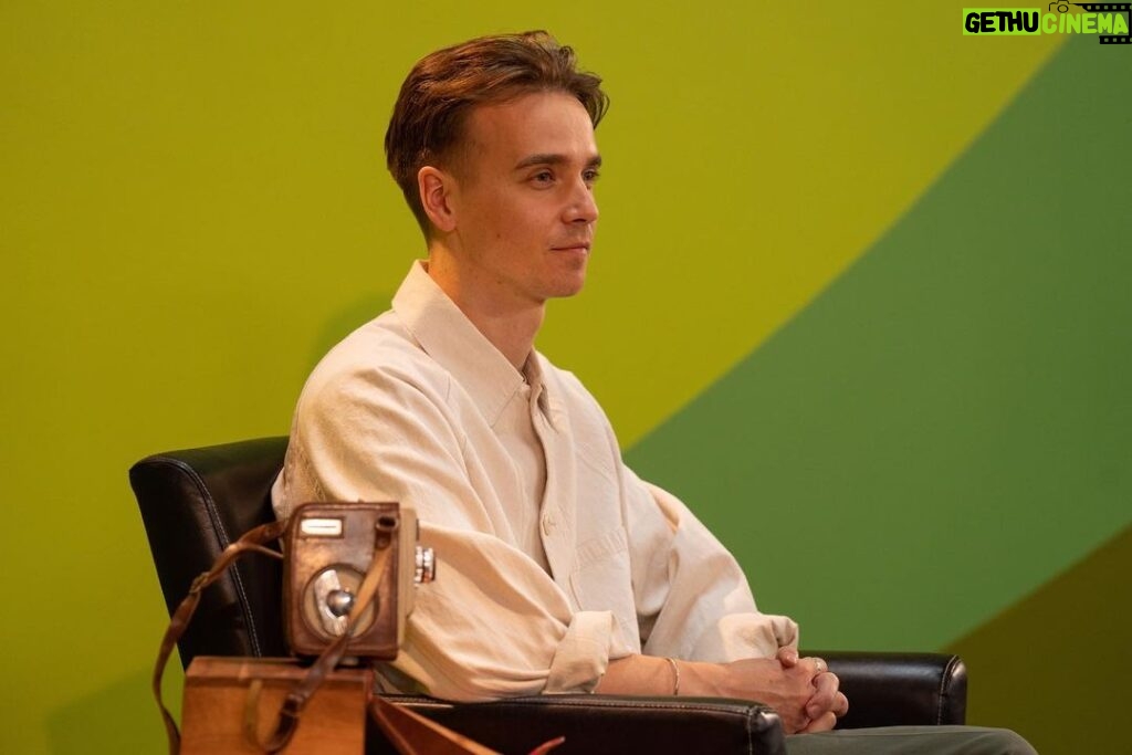 Joe Sugg Instagram - It was an absolute pleasure and honour to be a sitter for @skytv’s Portrait Artist Of The Year. As a massive fan of the show, it was a joy. It’s on tonight Sky Arts at 8pm. Go give it a watch to see which portrait I chose to keep 👏🏼 #paoty