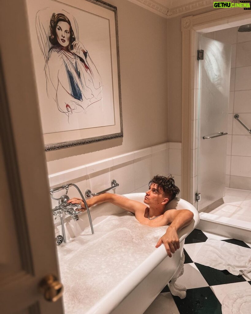 Joe Sugg Instagram - I’m glad paintings don’t come to life like in Harry Potter otherwise this would be quite awkward.. also laughing at the fact I got @diannebuswell to take about 30 photos of me in the bath..💀