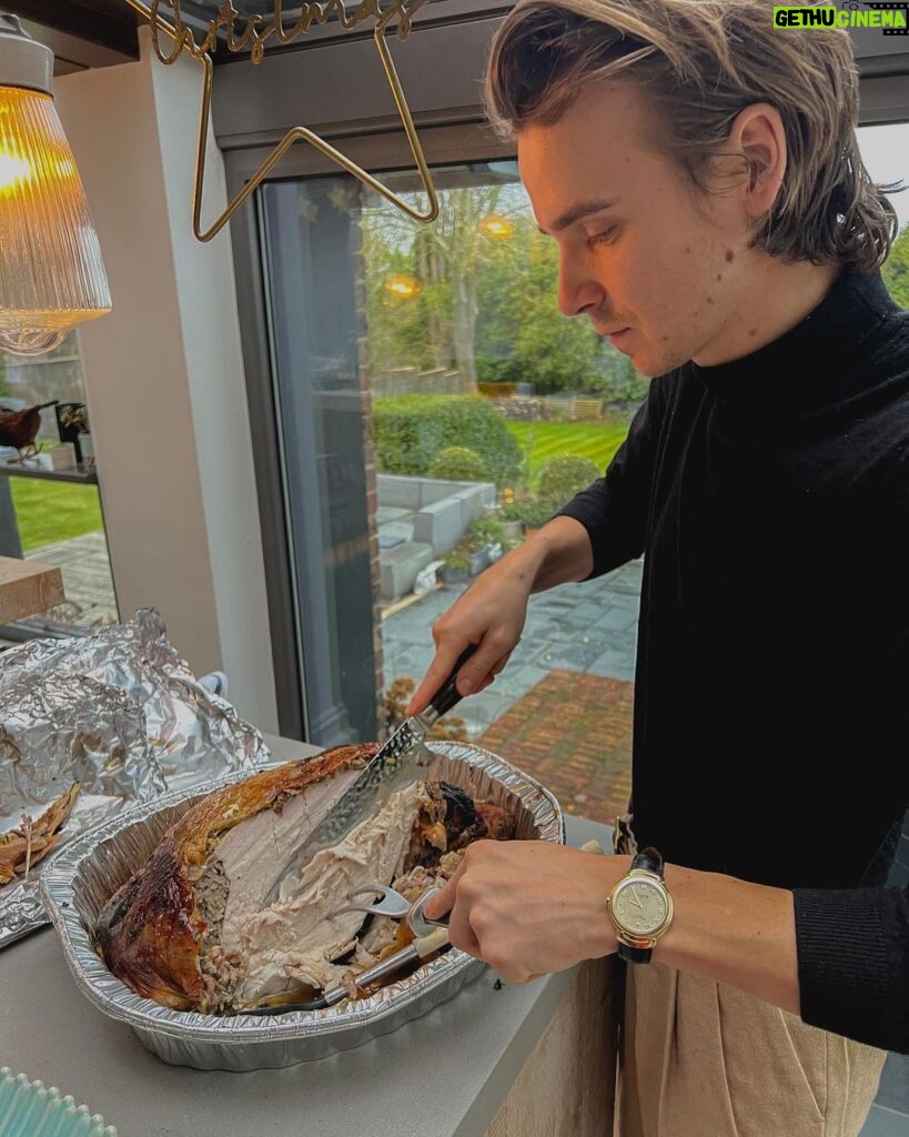 Joe Sugg Instagram - Hope you all had a lovely Christmas! I haven’t had a Christmas Day with my Nan in many many years so it was a very special one ☺ I was also in charge of carving this year which was an experience.. 😬😂 hope you’re all having a great ‘blur of not knowing what day it is between Xmas and new years” 👍🏼