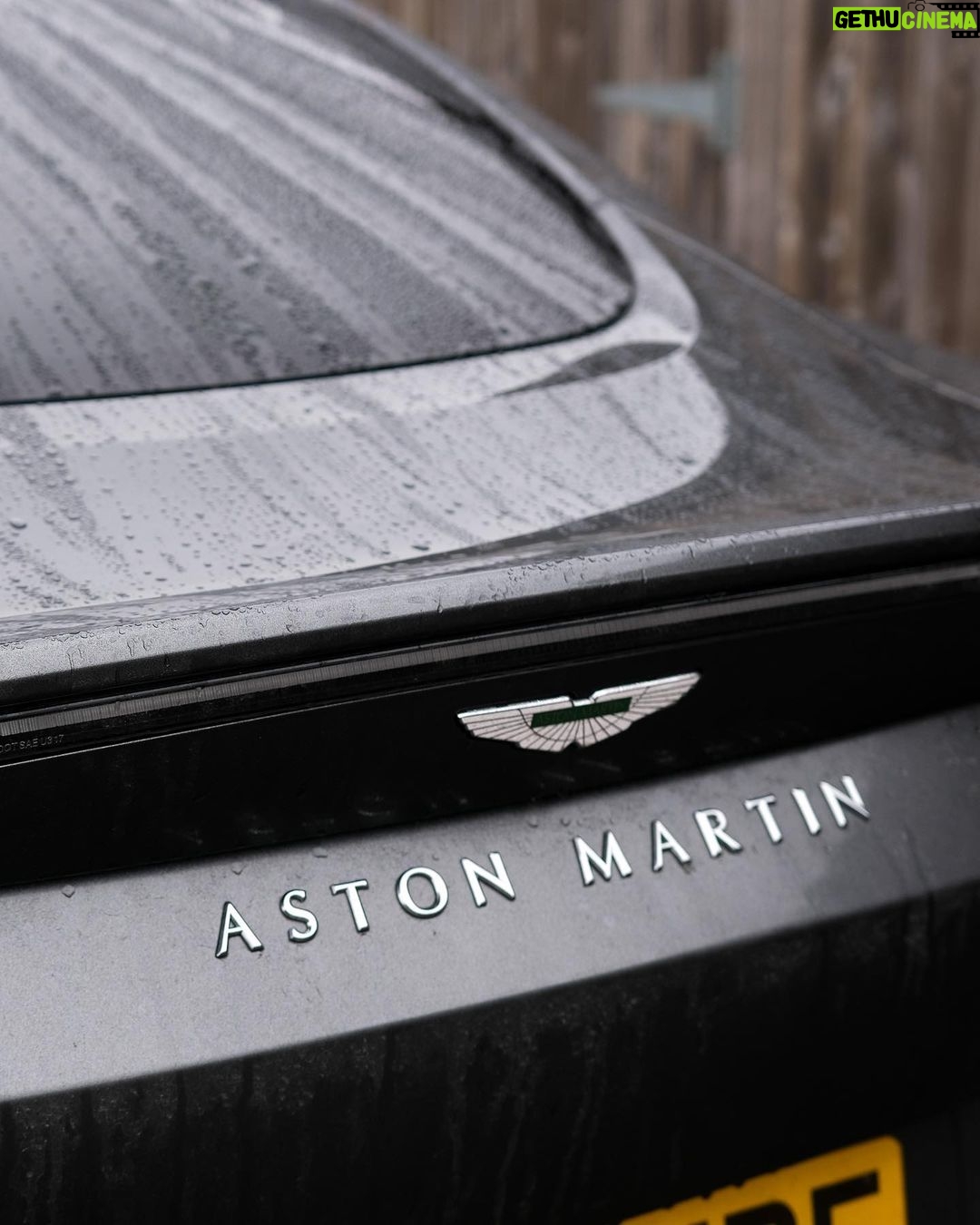 Joe Sugg Instagram - ‘Catch the pigeon’ is a lot easier when you’re in an @astonmartinlagonda. As a friend of the brand, I was very lucky to be loaned this beautiful vantage over the Christmas break so I could drive back to catch up with friends and family.❤️ #astonmartin #vantage #intensitydriven