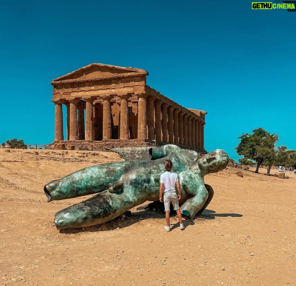 Joe Sugg Instagram - The young archaeologist in me was very happy seeing this. Valle Dei Templi Agrigento