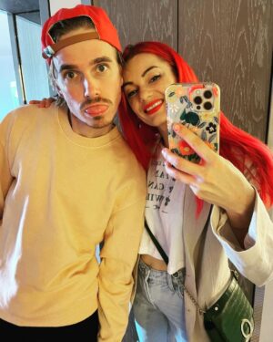 Joe Sugg Instagram - Little Surprise visit from my favourite person😻 
I’ll be in rehearsals Most of Tomorrow so we had a lovely Easter dinner tonight ♥️ What are your Easter/weekend plans ?