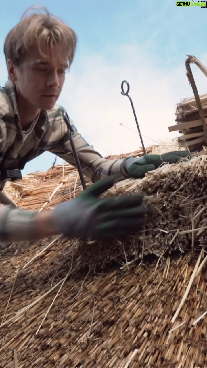 Joe Sugg Instagram - The relaxing sounds of a roof being thatched.. is there anything better? NEW FULL VIDEO of me going back to my old job up on my YouTube channel now ππΌ was great finally meeting up with @thethatchingguy too had such an awesome day πΎ