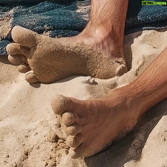 Joe Sugg Instagram - Sandiest toes in Australia.