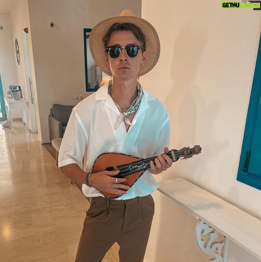 Joe Sugg Instagram - Last dump of my holiday.. Well if you don’t count the one I left under the bed in the hotel.