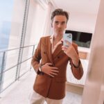 Joe Sugg Instagram - Bonsoir. je monte les escaliers avec du fromage.