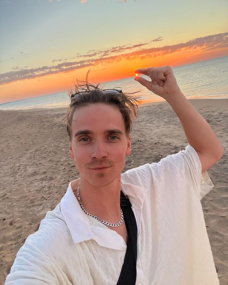 Joe Sugg Instagram - As the sun sets on another year, thank you to everyone that has made this year special to me. “cya next year!1 tehehe” ❤️ (also, look how beautiful @diannebuswell looks) Western Australia