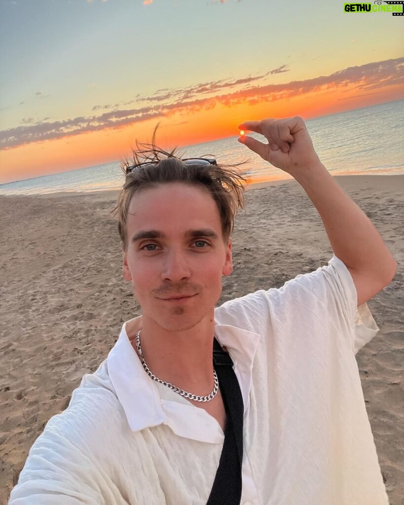 Joe Sugg Instagram - As the sun sets on another year, thank you to everyone that has made this year special to me. “cya next year!1 tehehe” ❤ (also, look how beautiful @diannebuswell looks) Western Australia