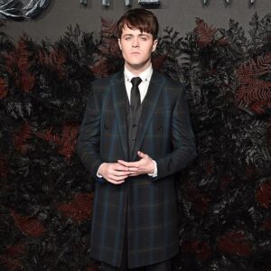 Joey Batey Instagram - Looking grumpy, but I promise I was smiling and singing my heart out inside at the @witchernetflix London Premiere last night. ‘The era of the sword and axe is nigh...’ See you tomorrow Poland - be gentle... ...
Styled by @ellagaskellstylist
Wearing @ozwald_boateng 
Grooming by @thebradylea
