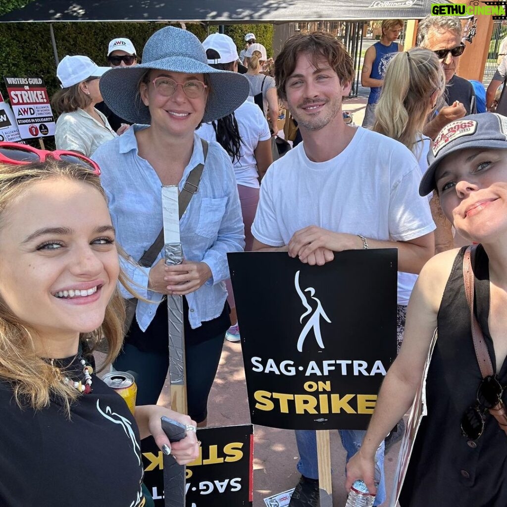 Joey King Instagram - Get in loser we’re going picketing. Loved seeing some of our #WeWereTheLuckyOnes family today💕