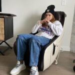 Joey King Instagram - Everyone wants to wear carhartt until it’s time to do carhartt shit. Like try out your moms new massage chair