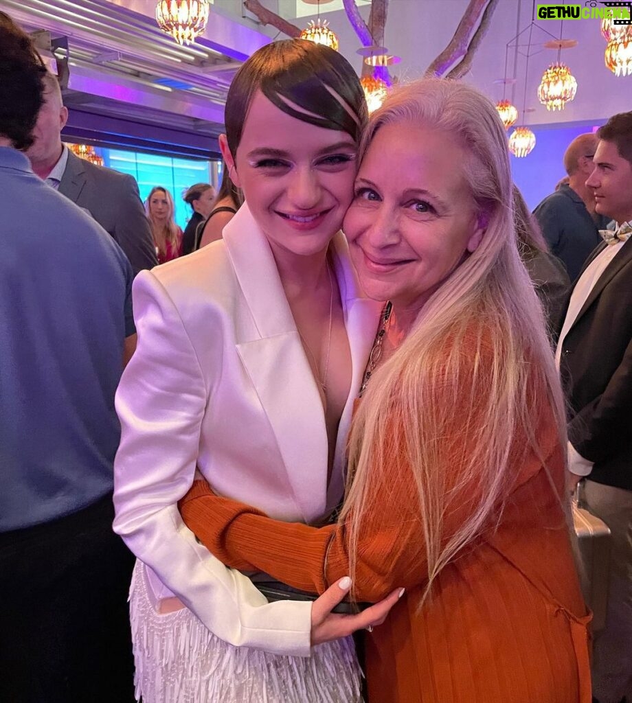 Joey King Instagram - The Bullet Train Los Angeles premiere was just UGH SO GOOD! Celebrating with my family and everyone who came out was so damn joyous. Thank you to my killlerrr team for making this look happen. I truly felt like a badass assassin dressed to kill ❤️‍🔥 This press tour was insane and I loved every second. Thank you @davidmleitch & @kmc_87n for everything and letting me take on #ThePrince! @bullettrainmovie