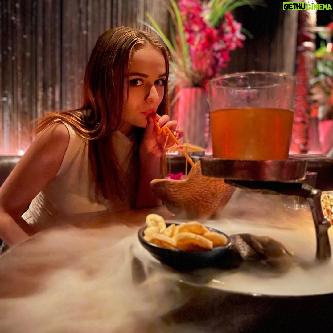 Joey King Instagram - 1 drink, 2 drinks, 3 drinks, 4??? Who cares it’s my birthday week🦑
