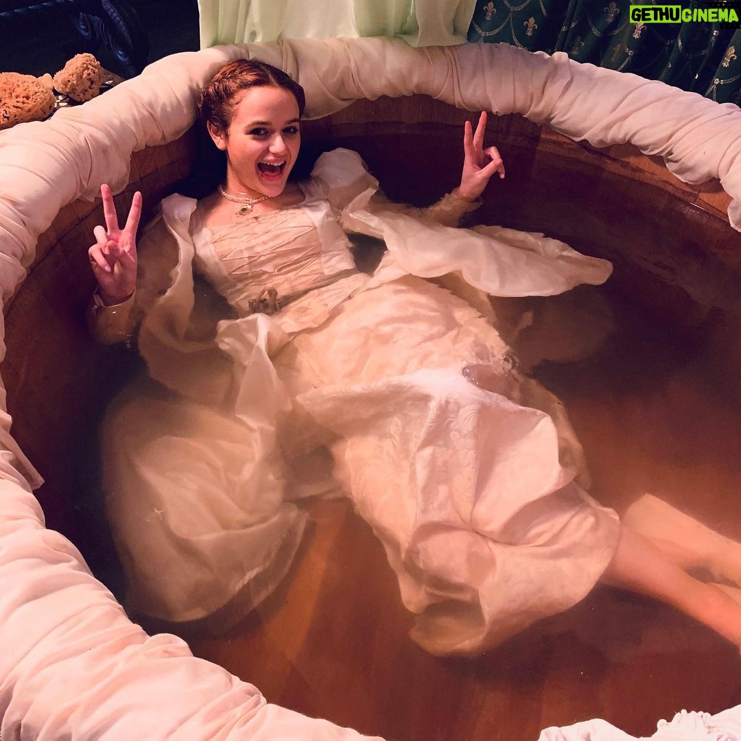 Joey King Instagram - We’re getting cloooosssseeerrrrr 😮💨 #July1st #ThePrincessMovie